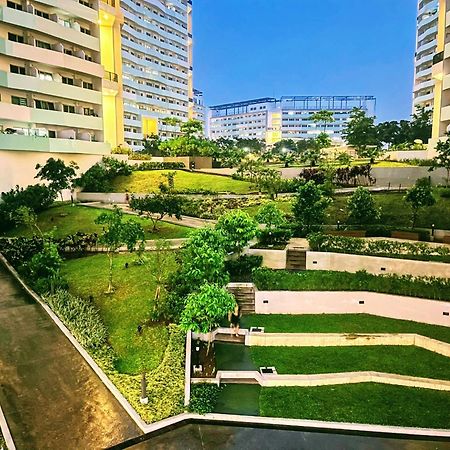 Acellyne'S Suites At The Residences At Commonwealth By Century Quezon City Buitenkant foto