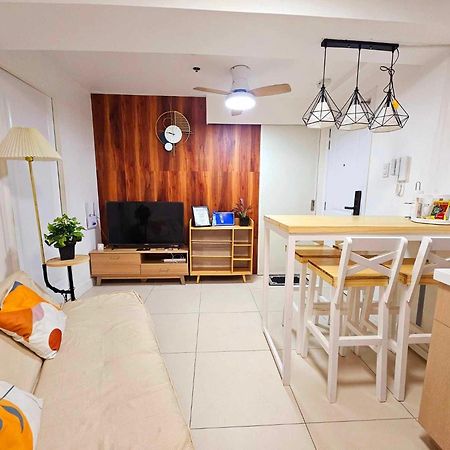 Acellyne'S Suites At The Residences At Commonwealth By Century Quezon City Buitenkant foto