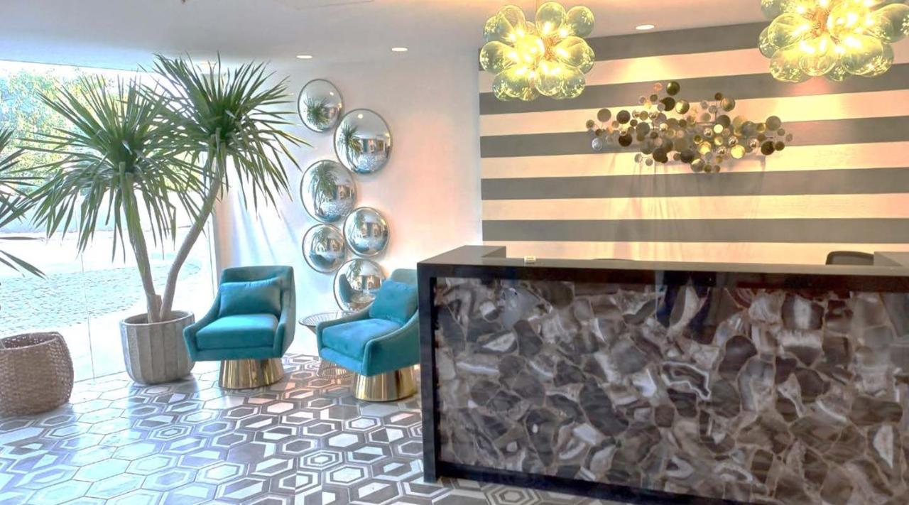 Acellyne'S Suites At The Residences At Commonwealth By Century Quezon City Buitenkant foto