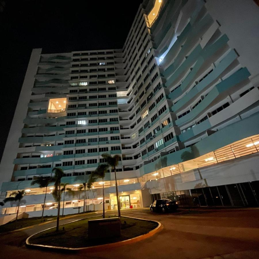 Acellyne'S Suites At The Residences At Commonwealth By Century Quezon City Buitenkant foto