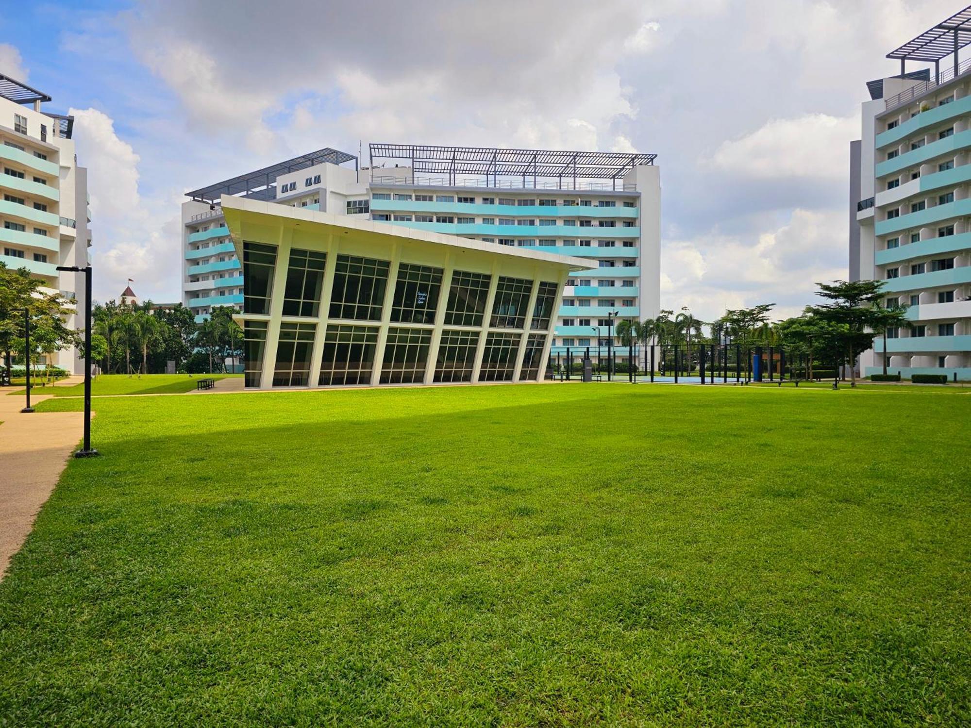 Acellyne'S Suites At The Residences At Commonwealth By Century Quezon City Buitenkant foto