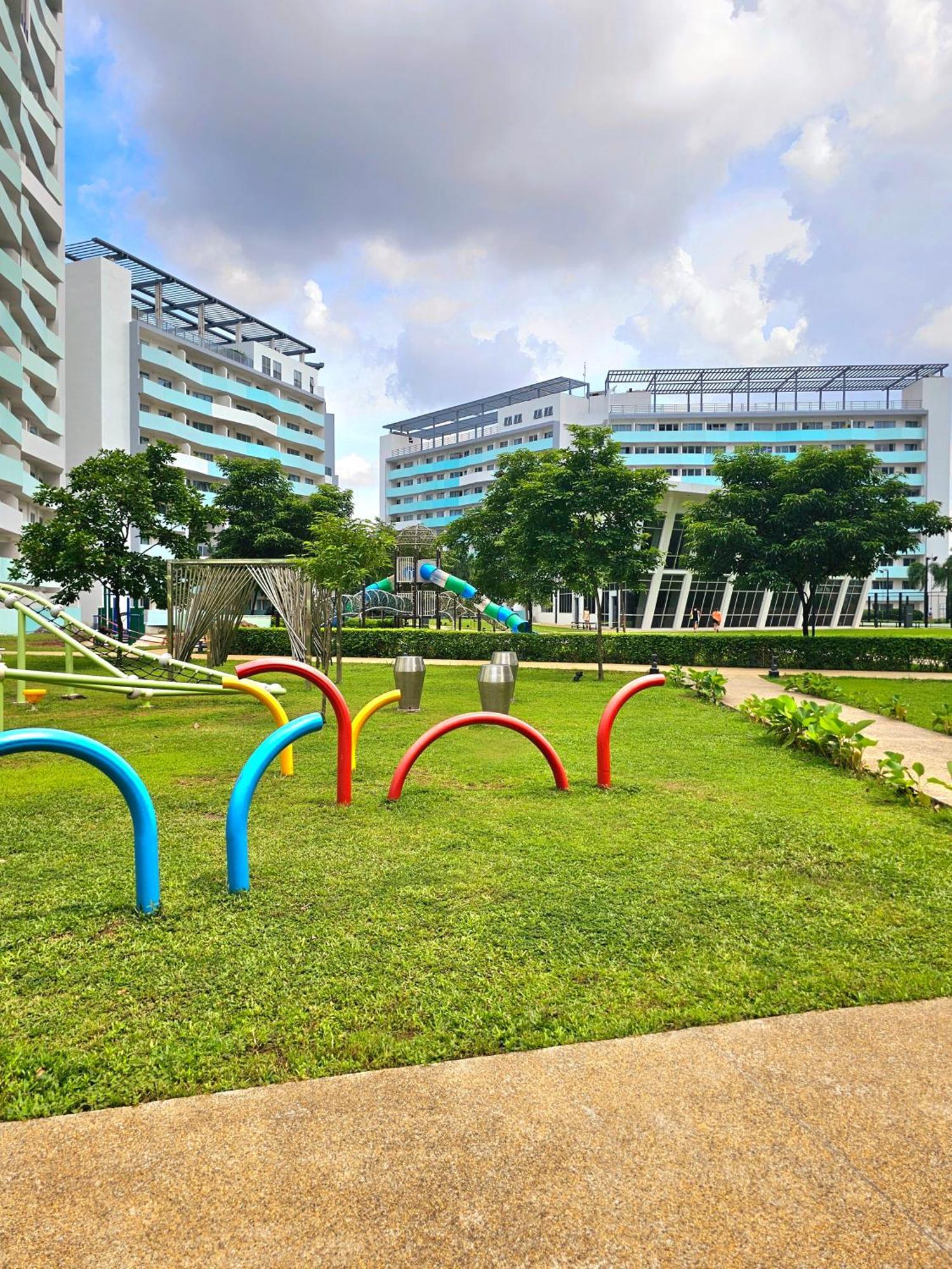 Acellyne'S Suites At The Residences At Commonwealth By Century Quezon City Buitenkant foto