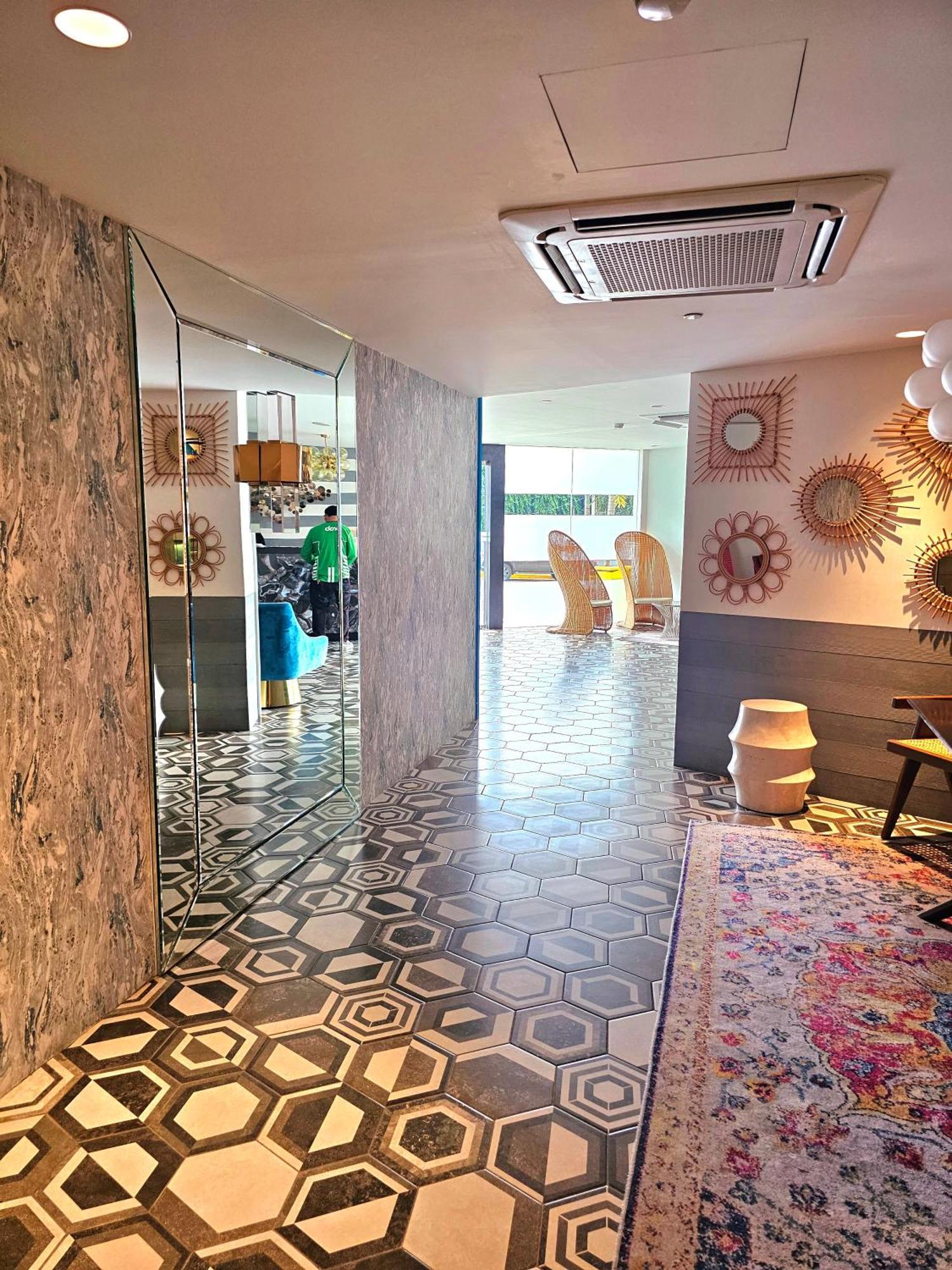 Acellyne'S Suites At The Residences At Commonwealth By Century Quezon City Buitenkant foto