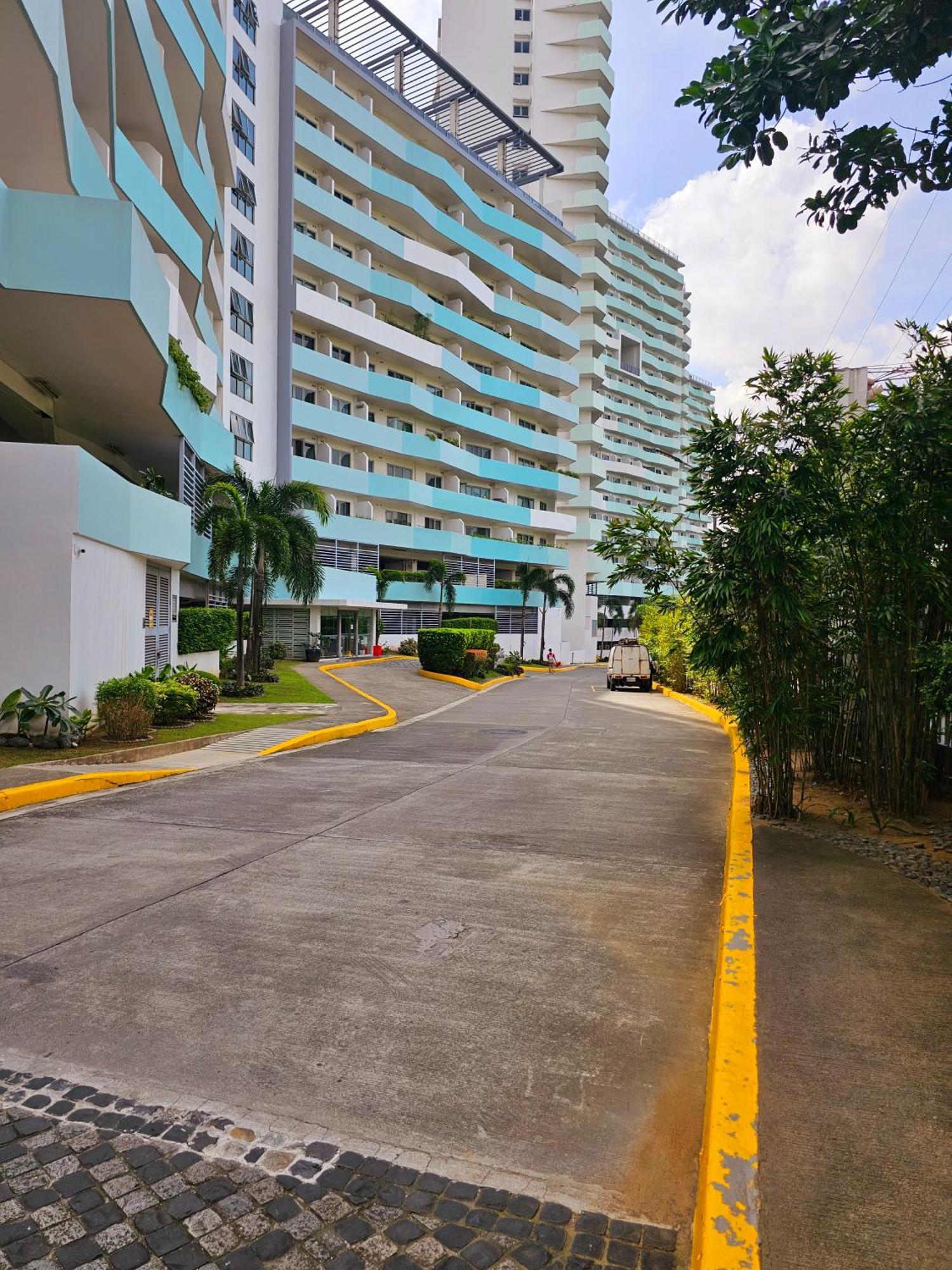 Acellyne'S Suites At The Residences At Commonwealth By Century Quezon City Buitenkant foto