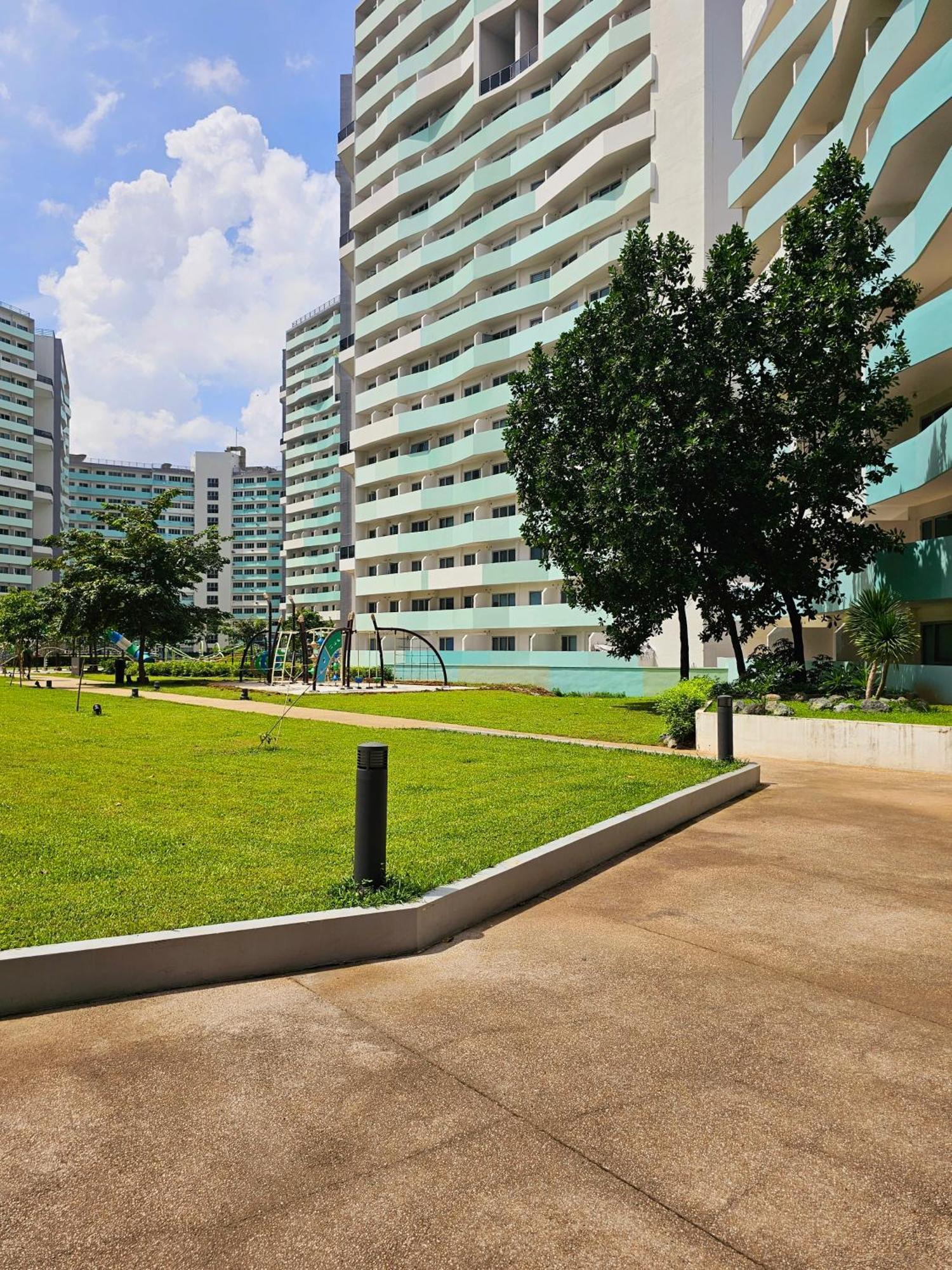 Acellyne'S Suites At The Residences At Commonwealth By Century Quezon City Buitenkant foto