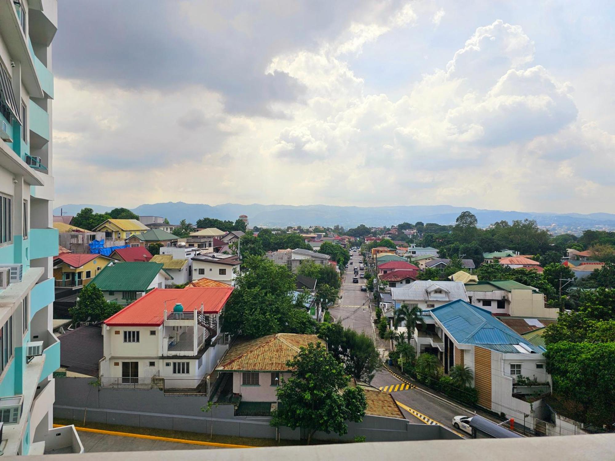 Acellyne'S Suites At The Residences At Commonwealth By Century Quezon City Buitenkant foto