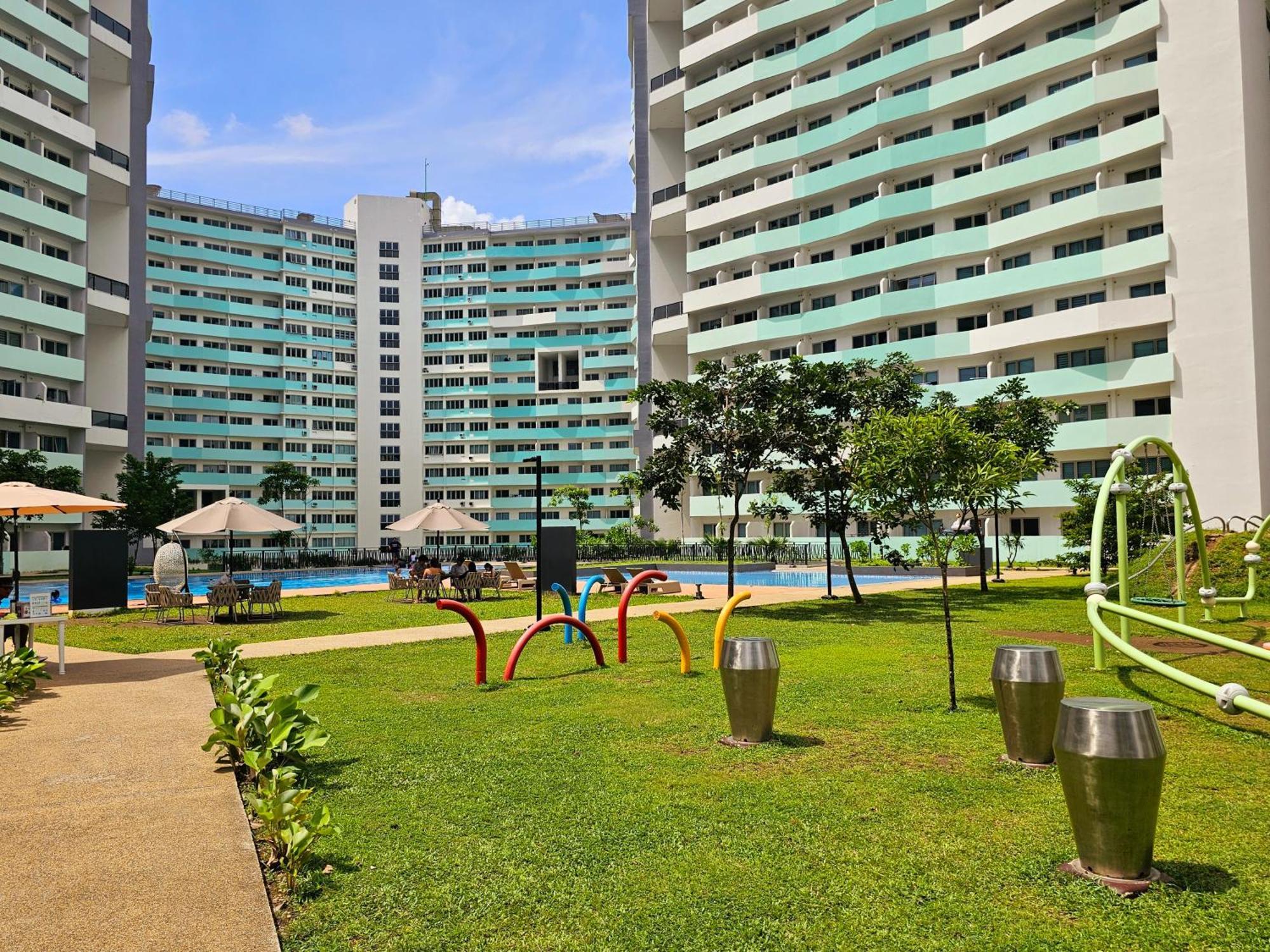 Acellyne'S Suites At The Residences At Commonwealth By Century Quezon City Buitenkant foto