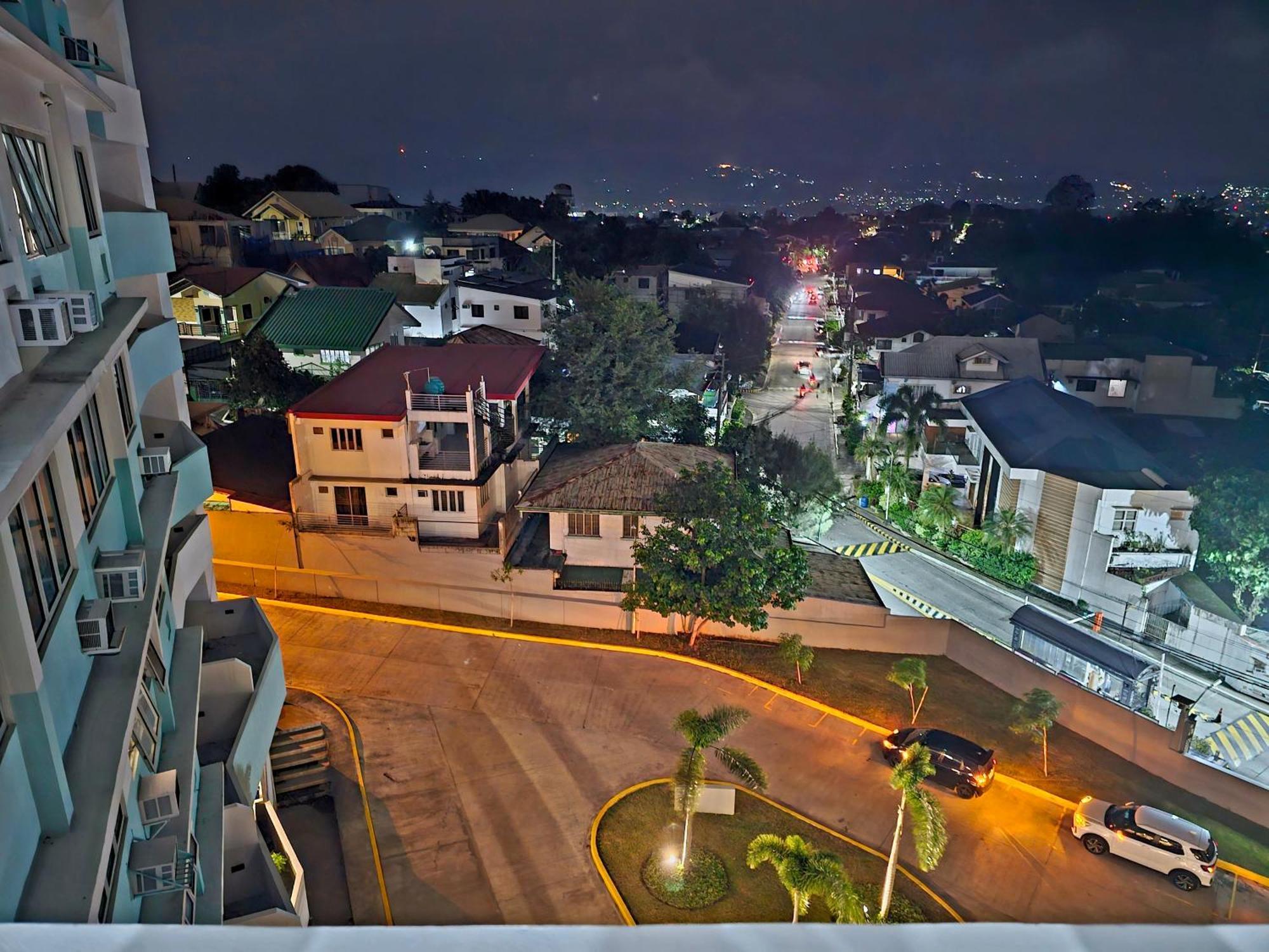 Acellyne'S Suites At The Residences At Commonwealth By Century Quezon City Buitenkant foto