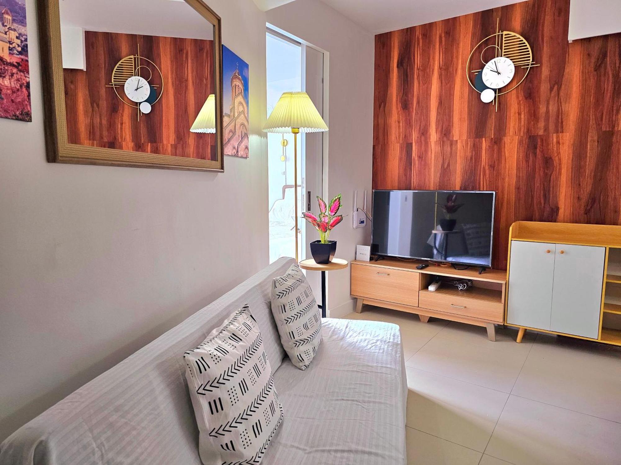 Acellyne'S Suites At The Residences At Commonwealth By Century Quezon City Buitenkant foto