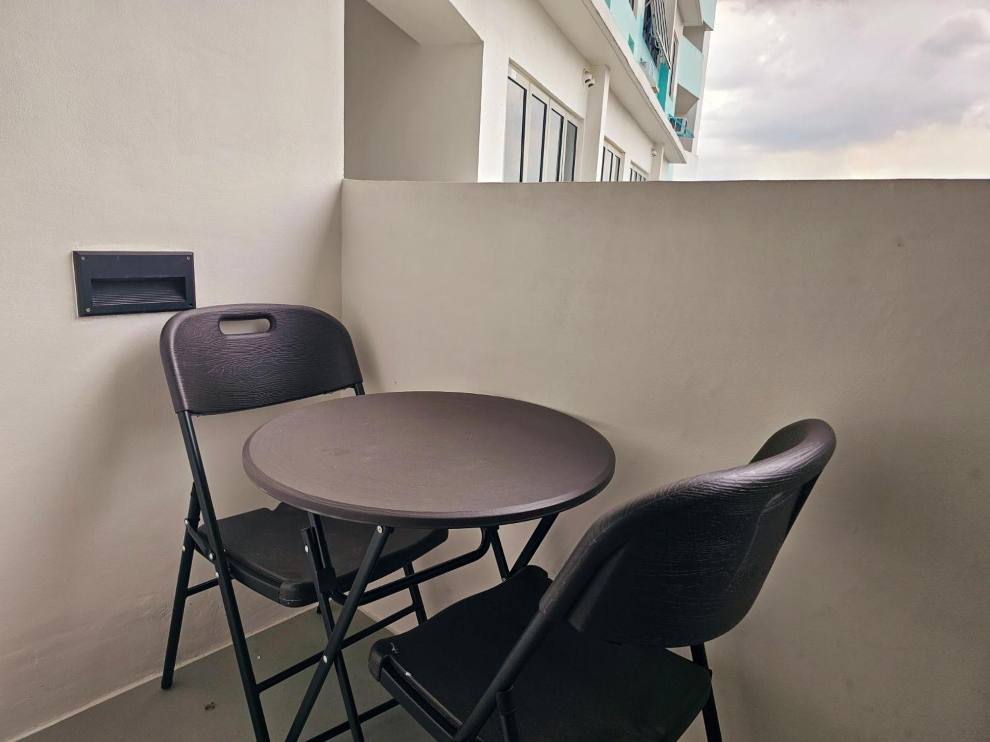 Acellyne'S Suites At The Residences At Commonwealth By Century Quezon City Buitenkant foto
