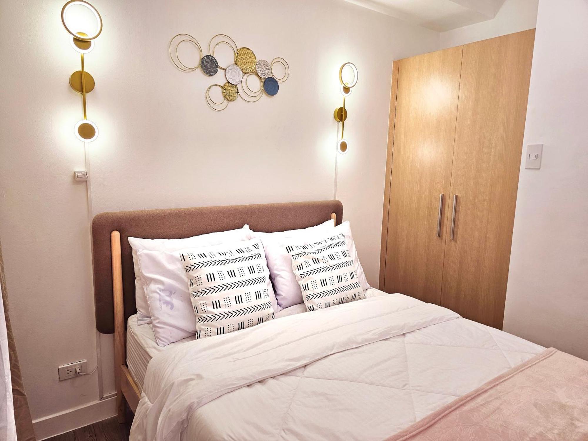 Acellyne'S Suites At The Residences At Commonwealth By Century Quezon City Buitenkant foto