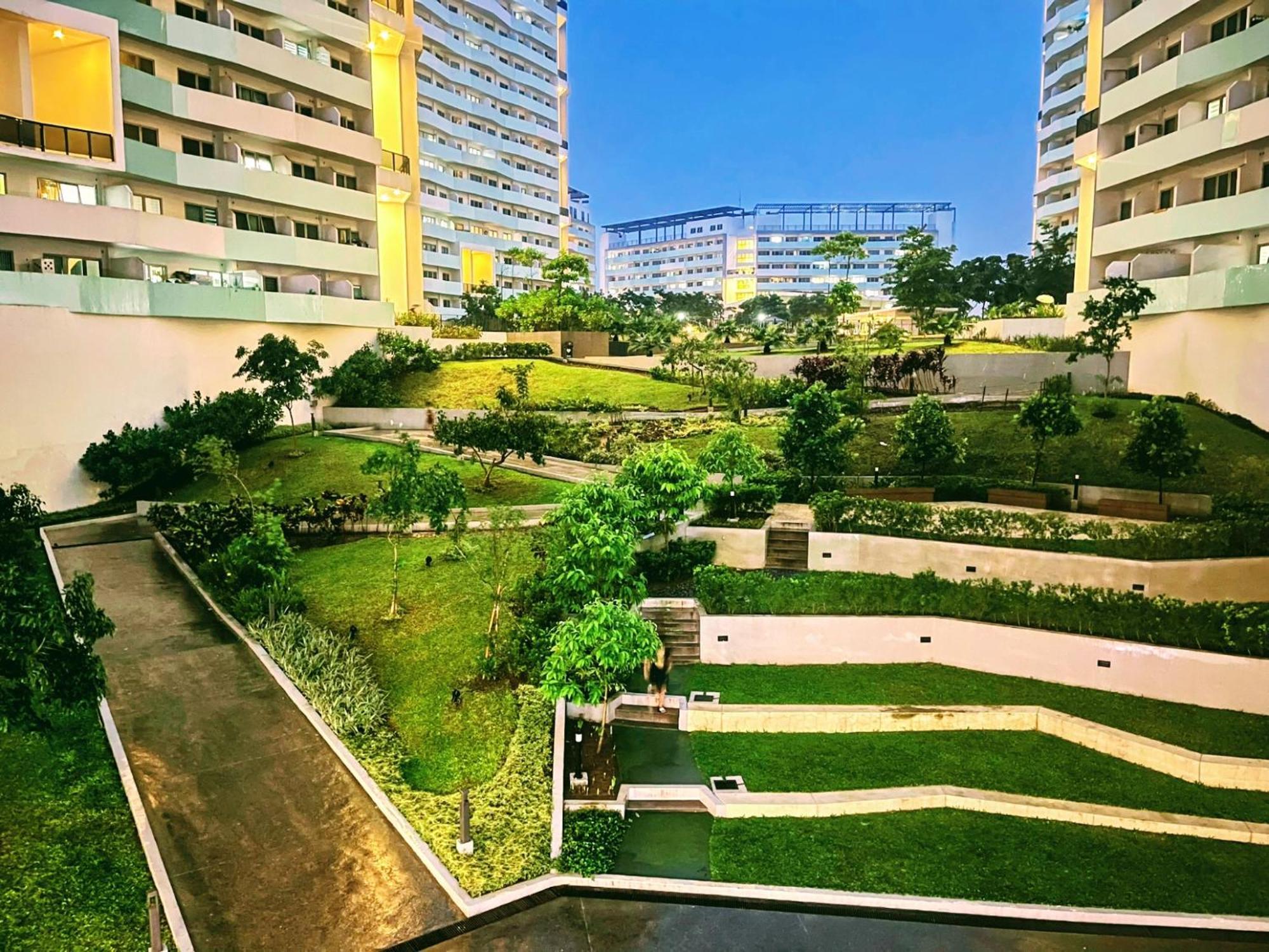 Acellyne'S Suites At The Residences At Commonwealth By Century Quezon City Buitenkant foto