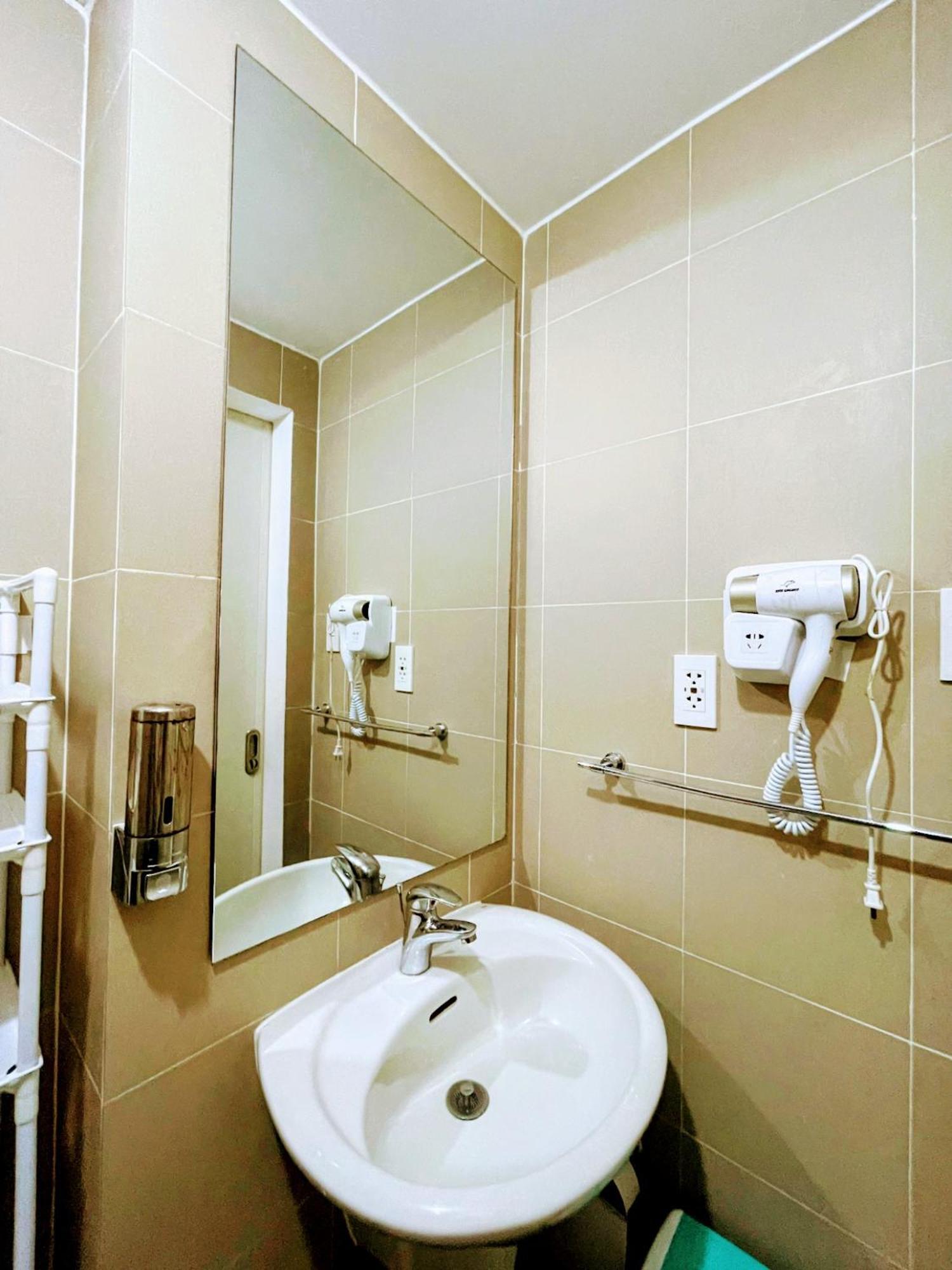 Acellyne'S Suites At The Residences At Commonwealth By Century Quezon City Kamer foto