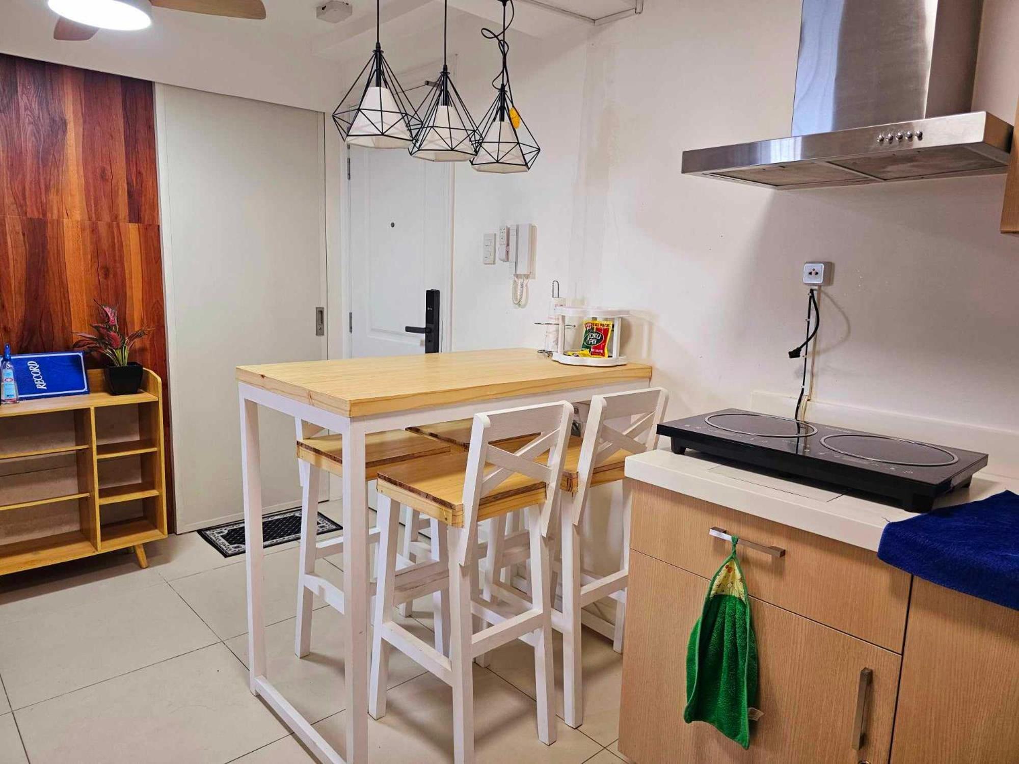 Acellyne'S Suites At The Residences At Commonwealth By Century Quezon City Buitenkant foto