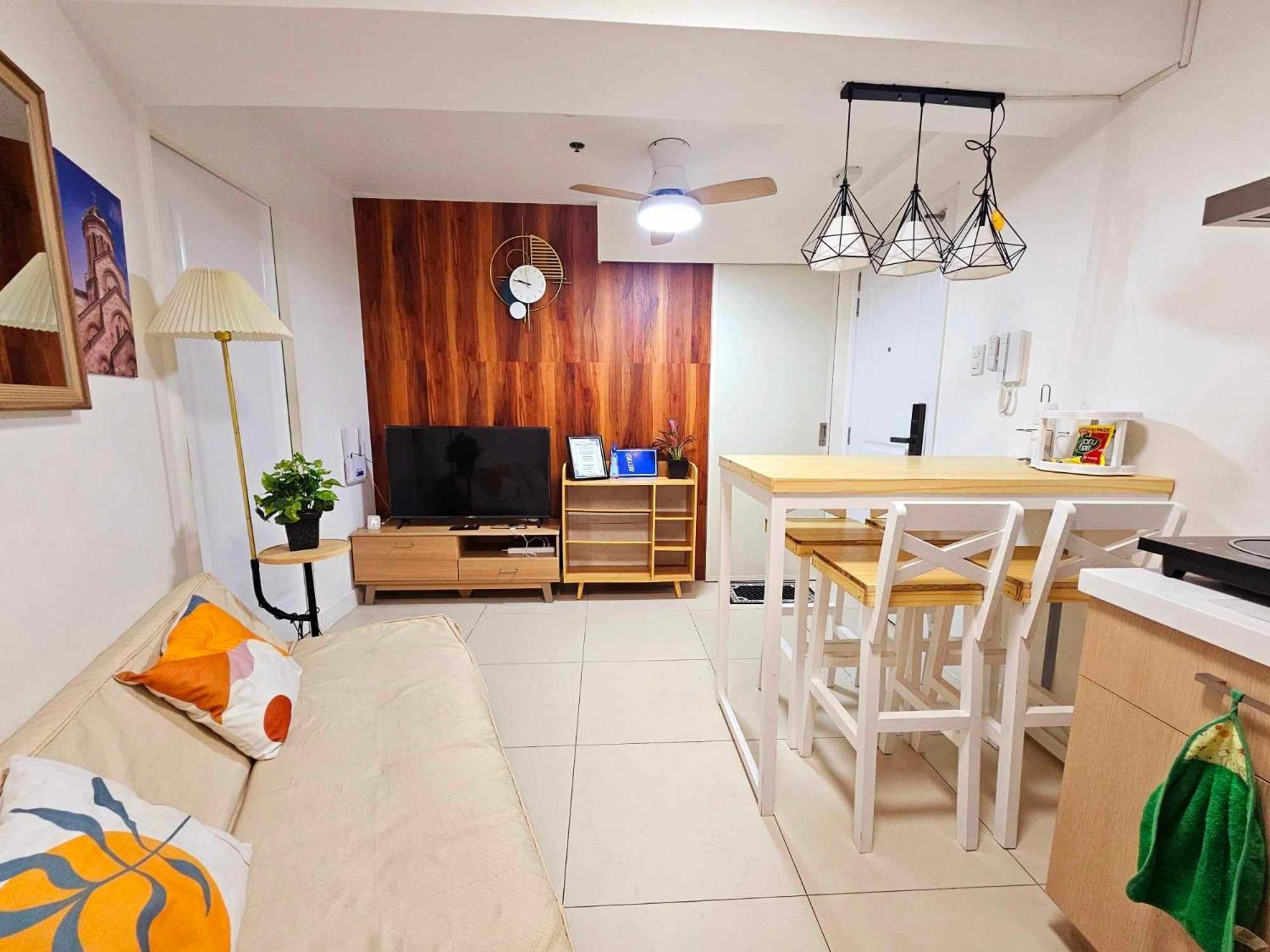 Acellyne'S Suites At The Residences At Commonwealth By Century Quezon City Buitenkant foto